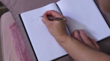 Kadın yazma not defterinde listelemek için