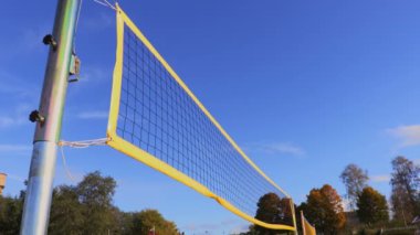 Sarı voleybol rüzgarda net