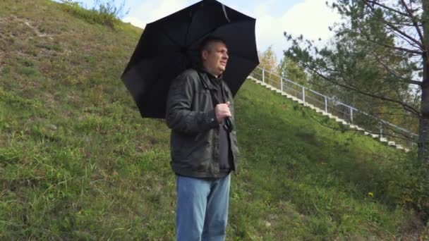 Man Met Zwarte Paraplu Tijdens Regen — Stockvideo