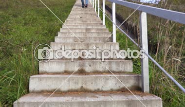 Merdivenlerden aşağı yürüyen adam