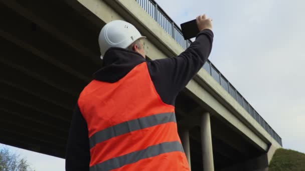 Ingeniero Filmado Con Tablet Dañado Puente — Vídeo de stock