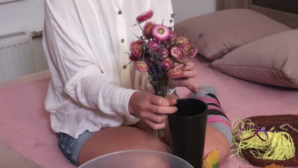 Femme Avec Composition Florale Sèche — Video
