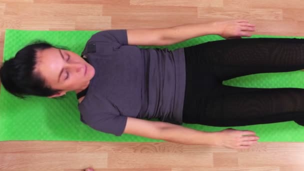 女性做腹肌运动 — 图库视频影像