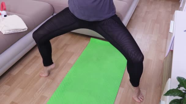 Frau Macht Übungen Für Die Beine — Stockvideo