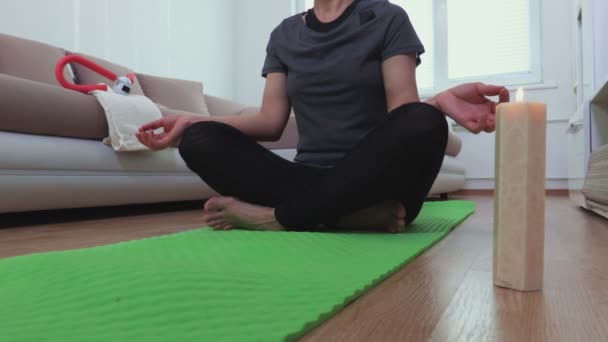 年轻的有吸引力的女人放松和练习瑜伽 — 图库视频影像