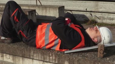 İşçi uyku çalışma zamanı sırasında