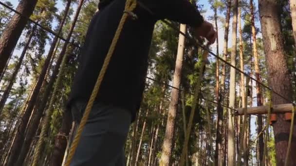 Camera Volgt Man Lopen Kabels Tussen Bomen — Stockvideo