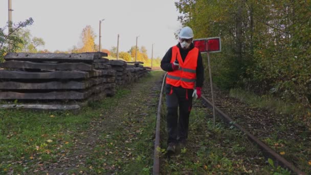 Eisenbahningenieur Mit Luftmaske Auf Walkie Talkie — Stockvideo