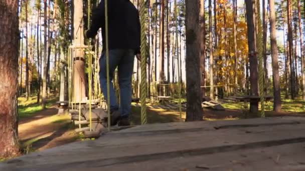 Περπάτημα Άνθρωπος Στο Καλώδια Ανάμεσα Δέντρα — Αρχείο Βίντεο