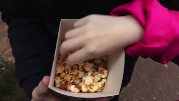 Familjen Äter Popcorn Närbild — Stockvideo