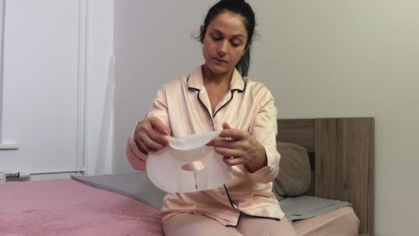 Mujer Con Máscara Facial Las Manos — Vídeo de stock