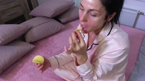 Mujer Comiendo Papas Fritas — Vídeo de stock