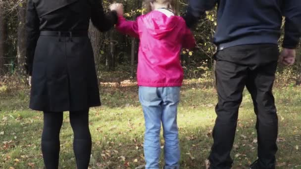 Familie Herfstdag Het Park — Stockvideo