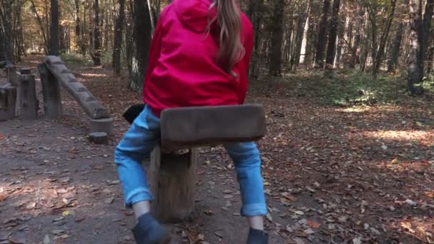 Mãe Com Sua Filha Balanço Parque Dia Outono — Vídeo de Stock