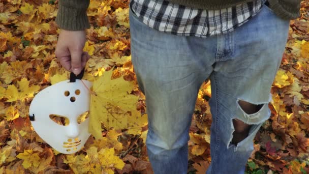 Homem Com Máscara Halloween Assustador Folhas Outono — Vídeo de Stock