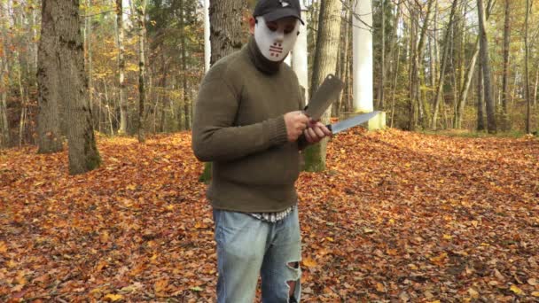 Mann Mit Halloween Maske Und Zwei Messern — Stockvideo