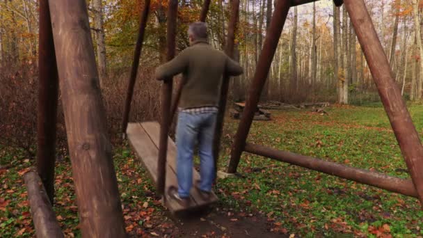 Man Swingen Het Park — Stockvideo