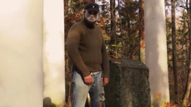 Bıçak ile Halloween maskeli adam
