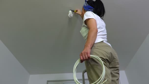 Mujer Con Alicates Cables Conductores Eléctricos Una Escalera Metal — Vídeo de stock