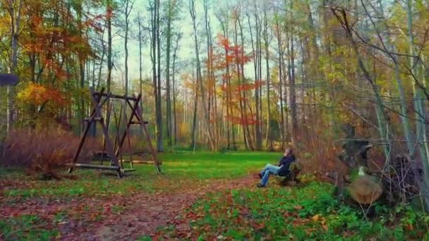 Homme Parle Par Téléphone Dans Parc Sur Banc — Video