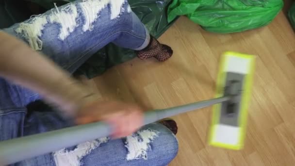 Frau Benutzt Wischmopp Auf Fußboden Zimmer — Stockvideo