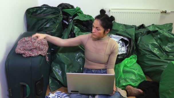 Kobieta Dzieli Ubrania Sprawia Wpisy Laptopie — Wideo stockowe