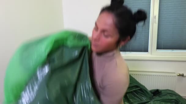 Žena Snaží Udržet Zelené Plastové Sáčky — Stock video