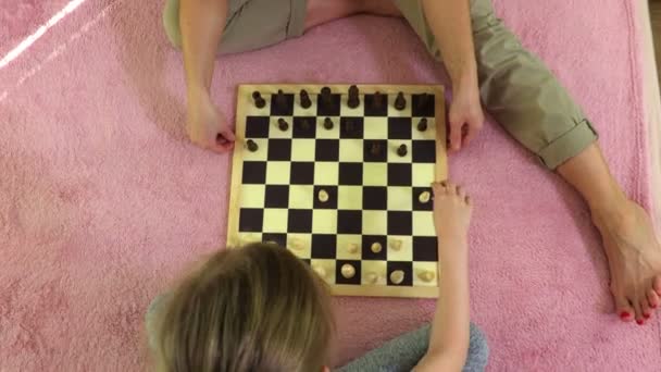 Mutter Und Tochter Nahmen Einem Schachspiel Teil — Stockvideo