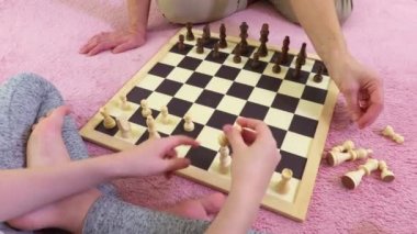 Anne kızı satranç öğretim