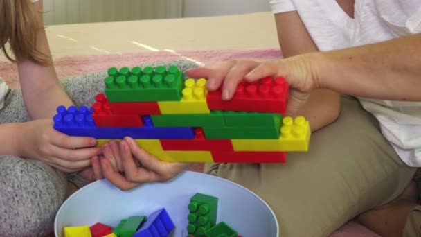Anne Kızı Renkli Oyun Tuğla Bir Duvar Inşa Yardımcı Olur — Stok video