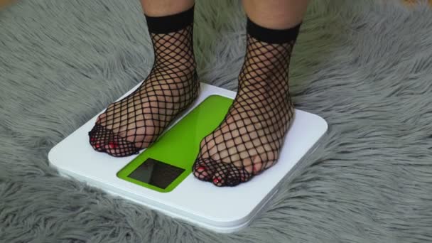 Mujer Calcetines Escala Digital — Vídeos de Stock