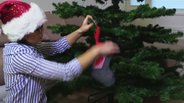 Жінка Різдвяною Шкарпеткою — стокове відео