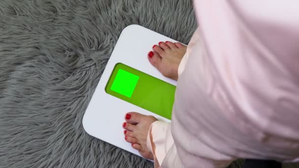 Mujer Básculas Digitales Con Pantalla Verde — Vídeos de Stock