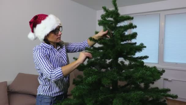 Mulher Decorar Árvore Natal Artificial — Vídeo de Stock