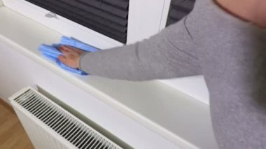 Pencere pervazına temizlik kadın