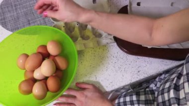 Yeşil kasede yumurta sıralama kadın