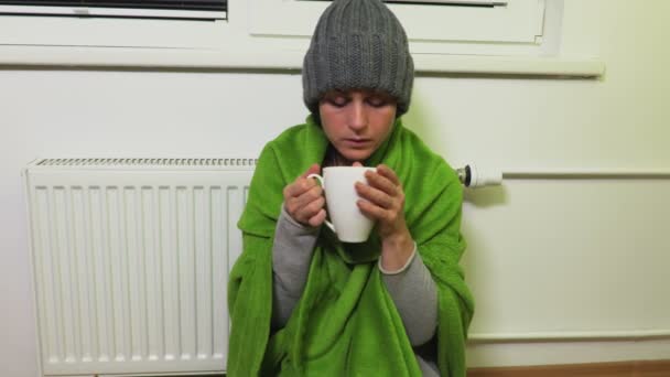 Vrouw Verwarmt Buurt Van Verwarming Radiator Drinken Thee — Stockvideo