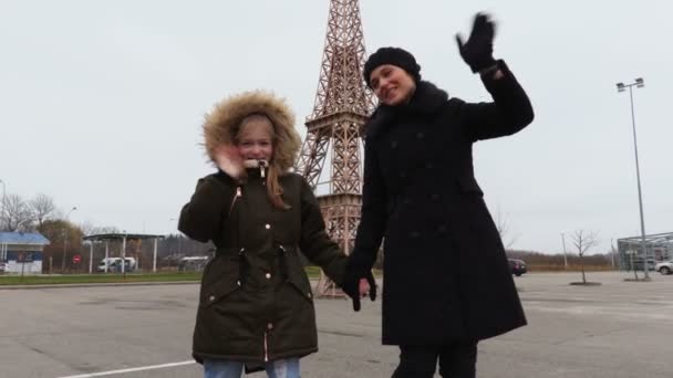 Mutlu Bir Aile Tatil Keyfini Çıkarın — Stok video