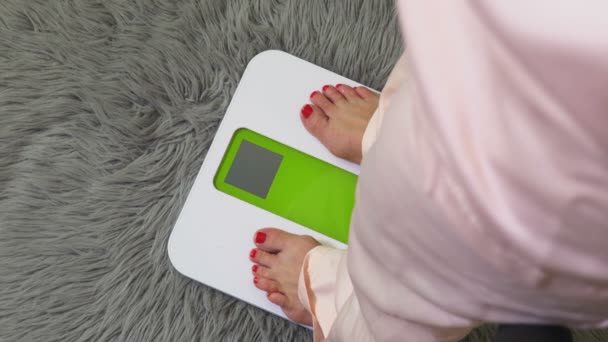 Vrouw Elektronische Weegschalen Met Dieet Conceptie — Stockvideo