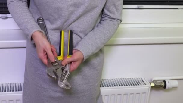 Frau Mit Einstellbarem Schraubenschlüssel Beginnt Versuchen Die Heizkörper Reparieren — Stockvideo