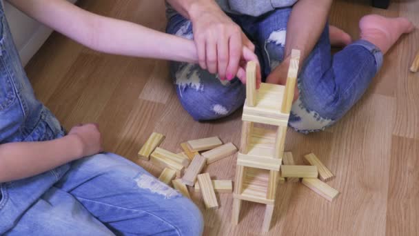 Mutter Und Tochter Bauen Einen Turm Aus Holzklötzen — Stockvideo