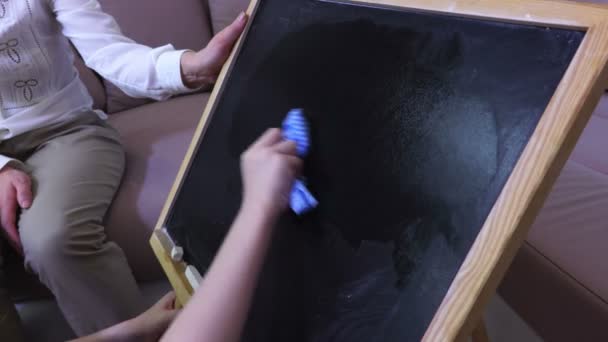 Κορίτσι Καθαρό Μαυροπίνακα Δωμάτιο — Αρχείο Βίντεο