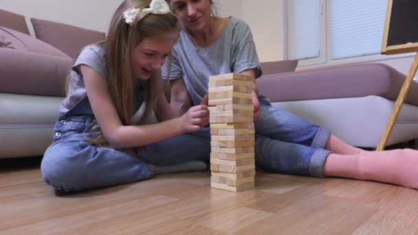 Mutlu Anne Kızı Masa Oyunu Oynamak — Stok video