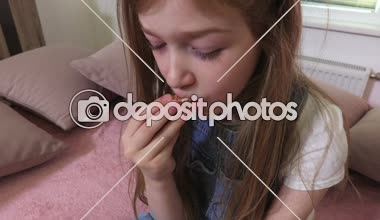 Kız mandalina odasında yiyor.