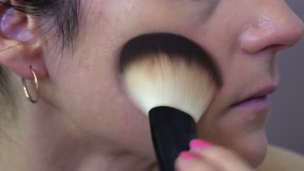 Femme Appliquant Maquillage Près — Video