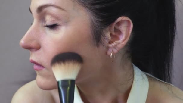 Γυναίκα Εφαρμογή Μακιγιάζ Για Τέλειο Δέρμα — Αρχείο Βίντεο
