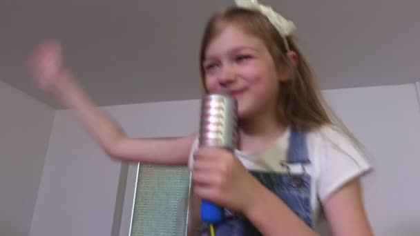 Κορίτσι Είναι Τραγούδι Ένα Μικρόφωνο Τυχερών Παιχνιδιών — Αρχείο Βίντεο