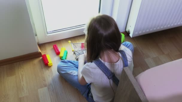Meisje Speelt Met Een Speelgoedauto Speelgoed Bakstenen — Stockvideo
