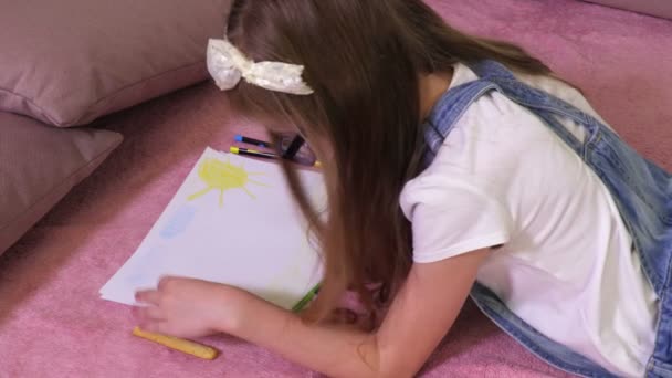 Chica Está Dibujando Dibujo — Vídeo de stock