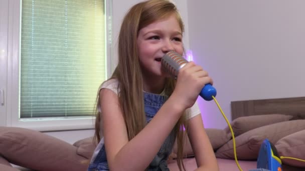 Lány Énekel Karaoke Szobában — Stock videók